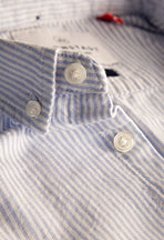 Weiß-hellblau gestreiftes Hemd von KRONSTADT mit weißen Knöpfen, Detailaufnahme von Kragen und Knopfleiste